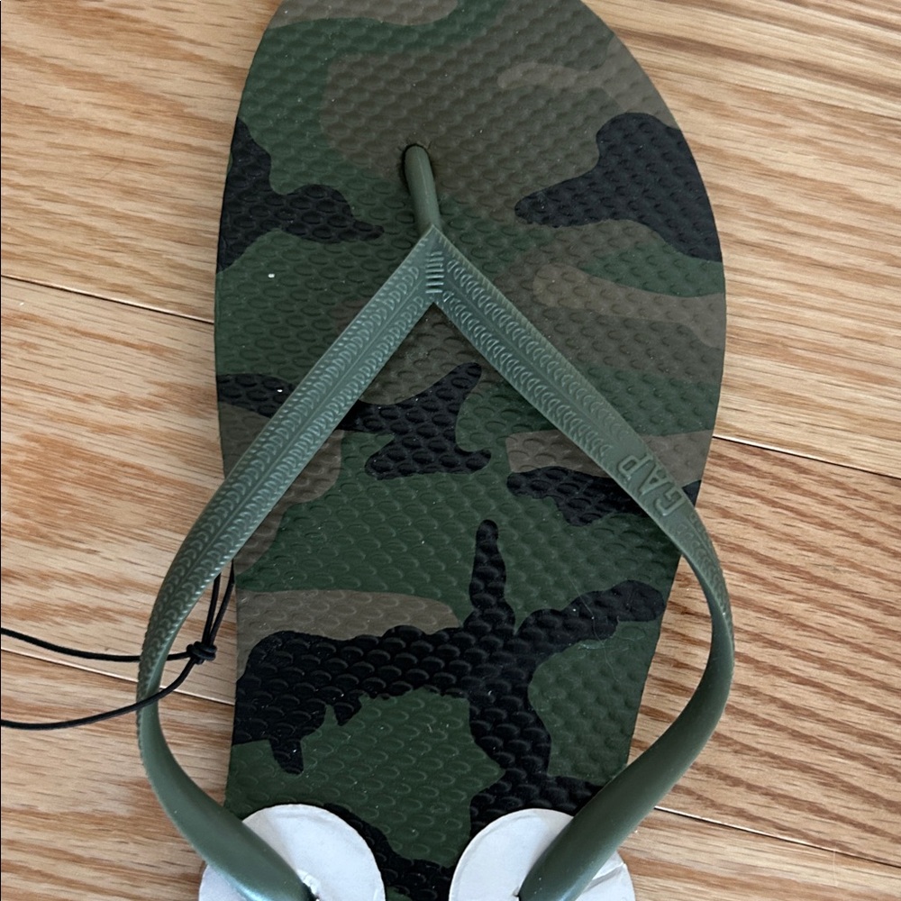 GAP Camouflage and Black Flip Flops - Picture 11 of 14
